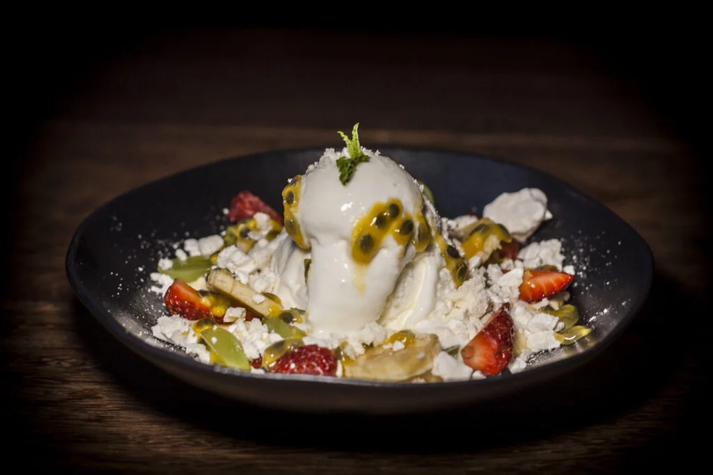 Sobremesa servida em prato com frutas