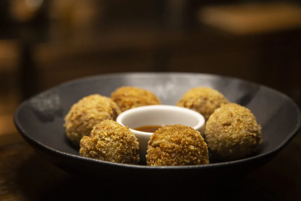 Porção de croquetes com molho