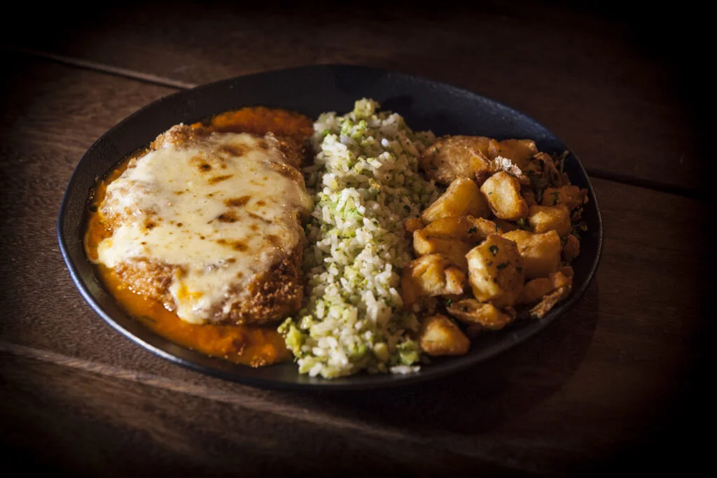 Prato servido com arroz, batatas e molho